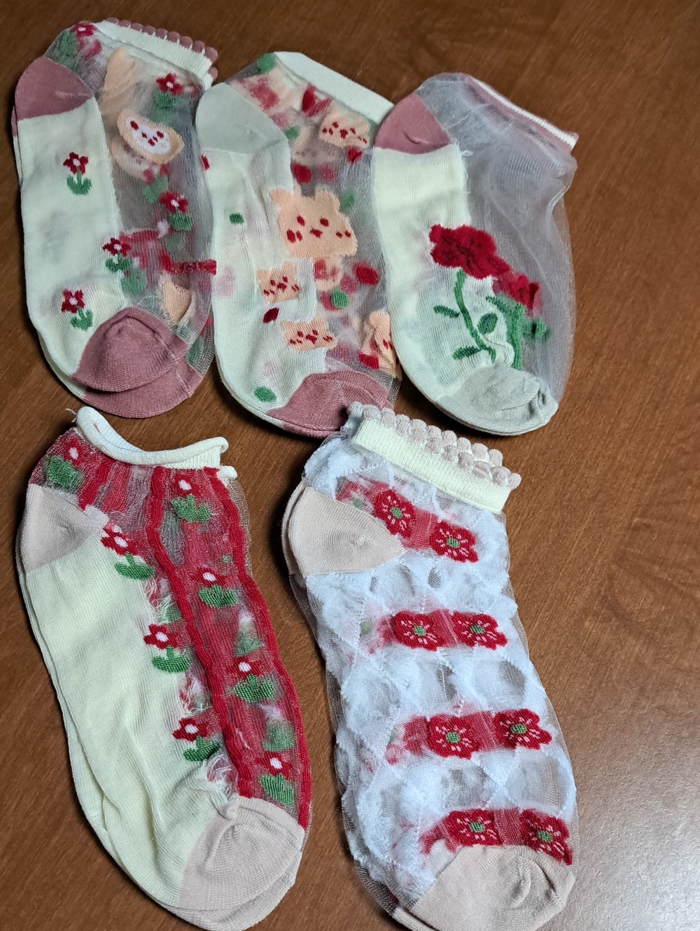 Women's Sheer Floral Ankle Socks - Red & Pink Floral Pattern